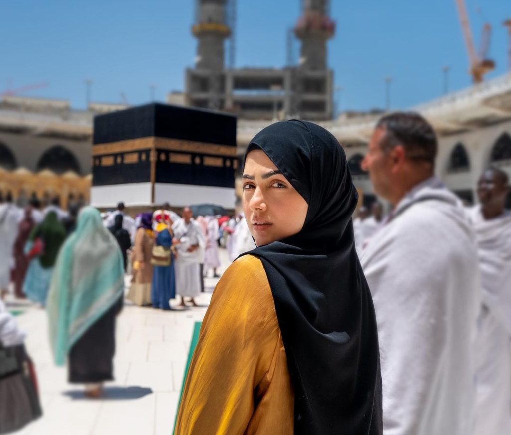 Pakistanis In Love With Sana Khan & Her Husband's Pictures From Makkah