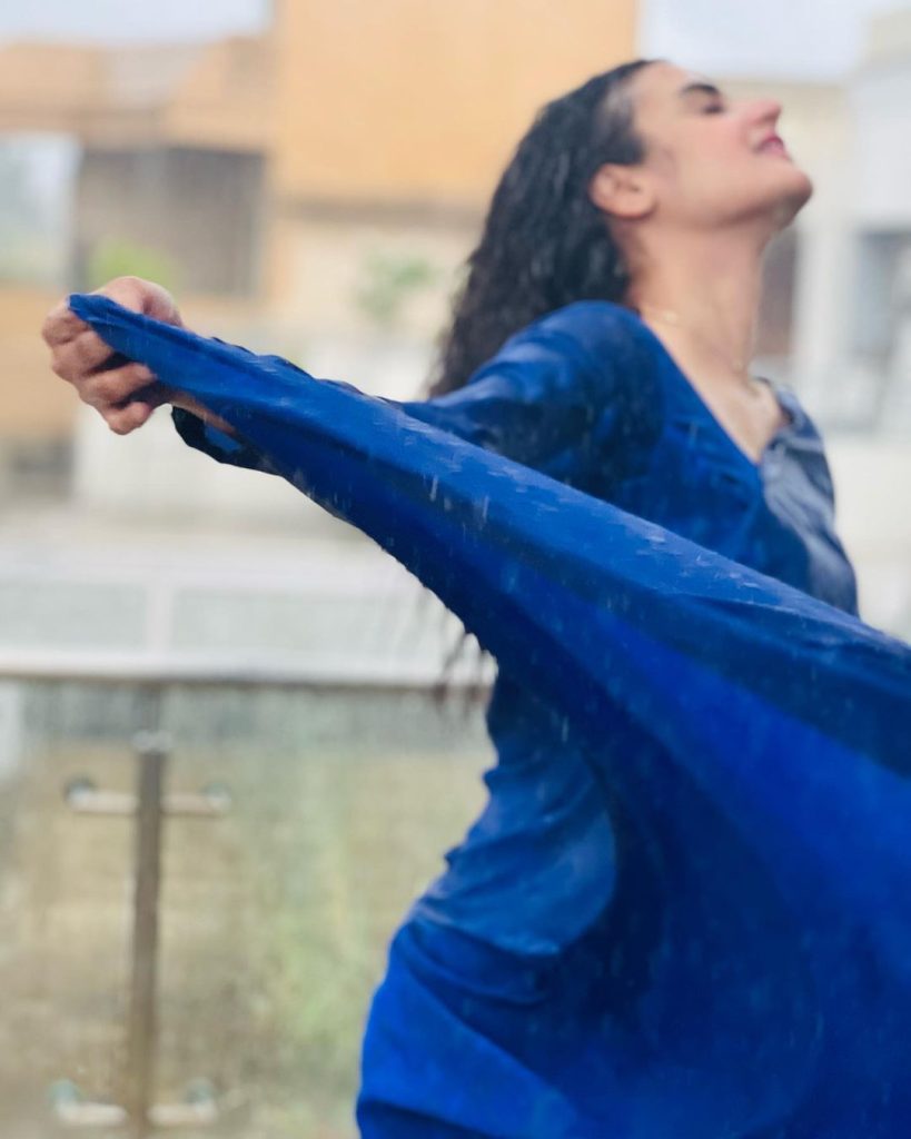 Hira Mani Invites Public Wrath After Posting Saree Pictures In Rain