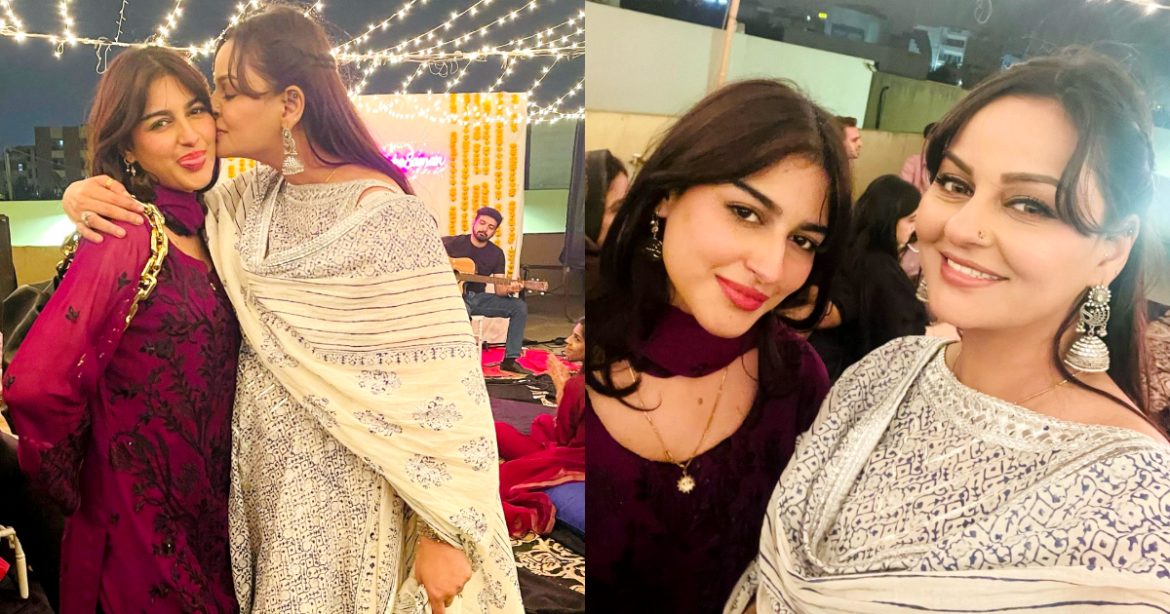 Latest Beautiful Clicks Of Javeria Abbasi With Daughter Anzela Abbasi At A Wedding
