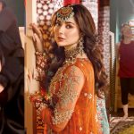 hania-aamir-dances-to-shahrukh-khan-songs-with-friends