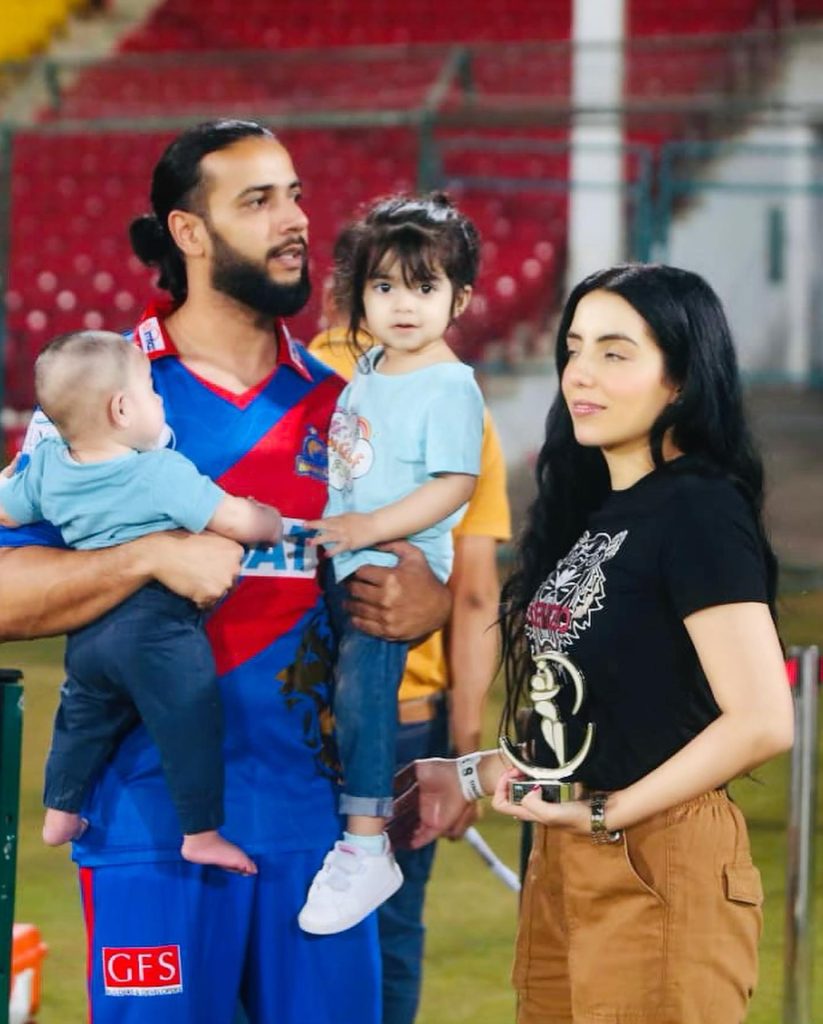 Imad Wasim Family Pictures From Stadium During PSL