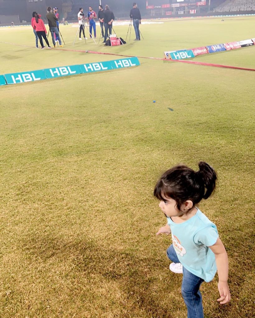 Imad Wasim Family Pictures From Stadium During PSL