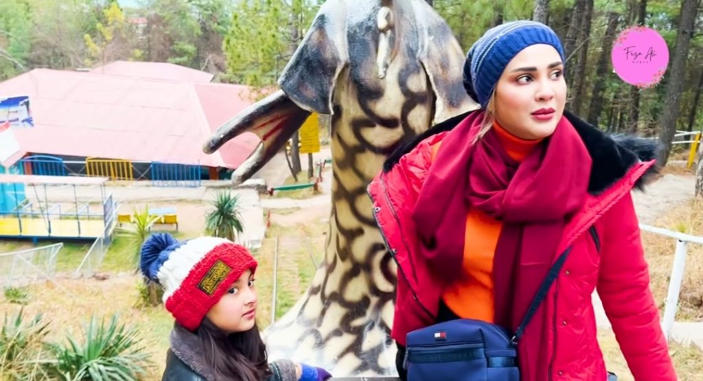 Fiza Ali New Pictures With Daughter From Murree