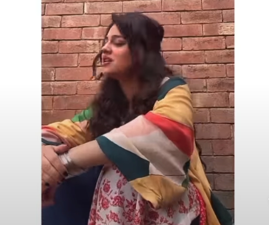 Zara Noor Abbas Singing Fails To Impress Public