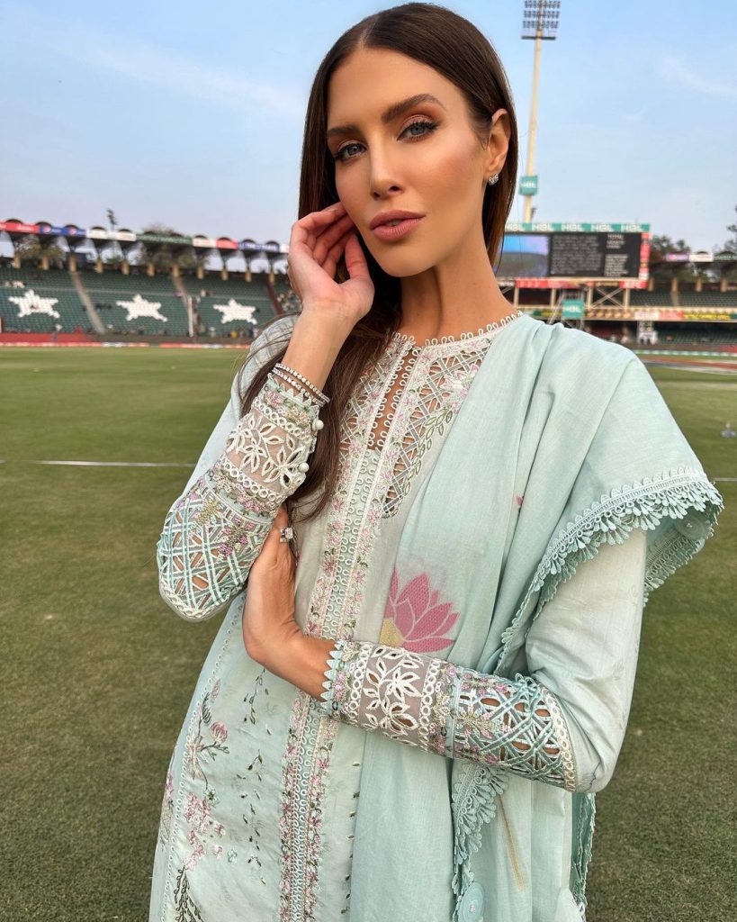 PSL Host Erin Holland Is A Big Fan Of Pakistani Dresses