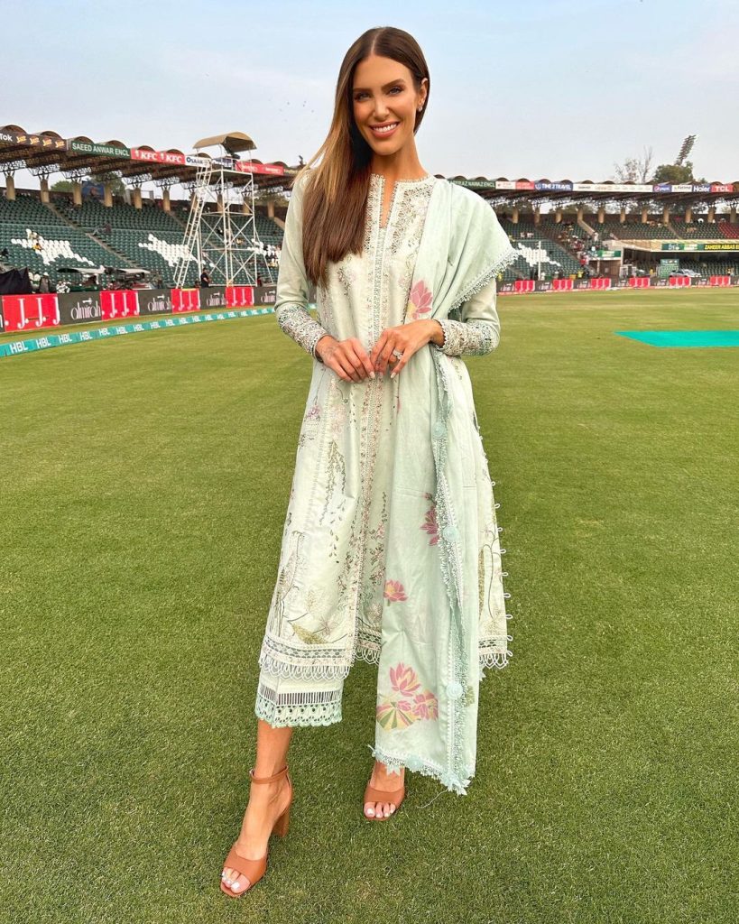 PSL Host Erin Holland Is A Big Fan Of Pakistani Dresses