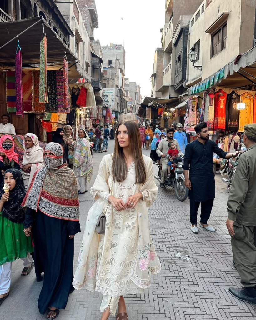 PSL Host Erin Holland Is A Big Fan Of Pakistani Dresses