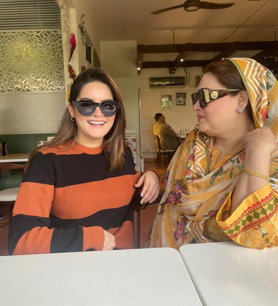 Aiman & Minal Shared Latest Adorable Pictures with Mom On Mother's Day