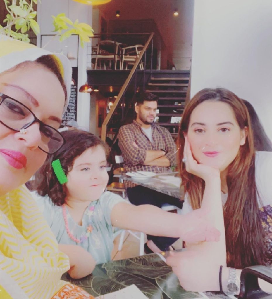 Aiman & Minal Shared Latest Adorable Pictures with Mom On Mother's Day
