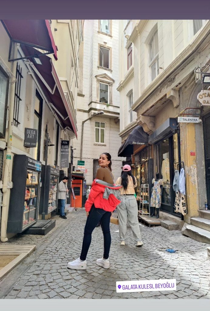 Srha Asghar Adorable Pictures With Husband from Istanbul Turkey