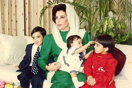 Here Is How Benazir Bhutto's Children Watched Ainak Wala Jin Before Pakistanis