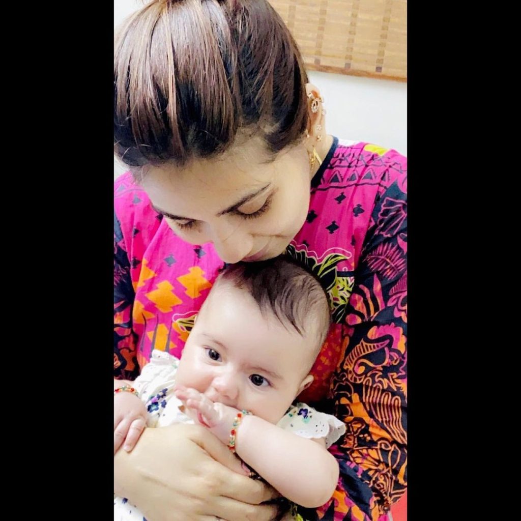 Dil Moum Ka Dia Fame Zubi Majeed Pictures With Daughter