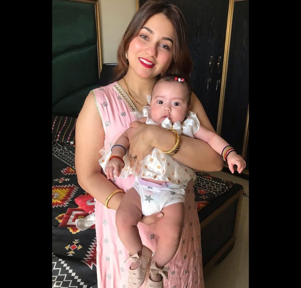 Dil Moum Ka Dia Fame Zubi Majeed Pictures With Daughter