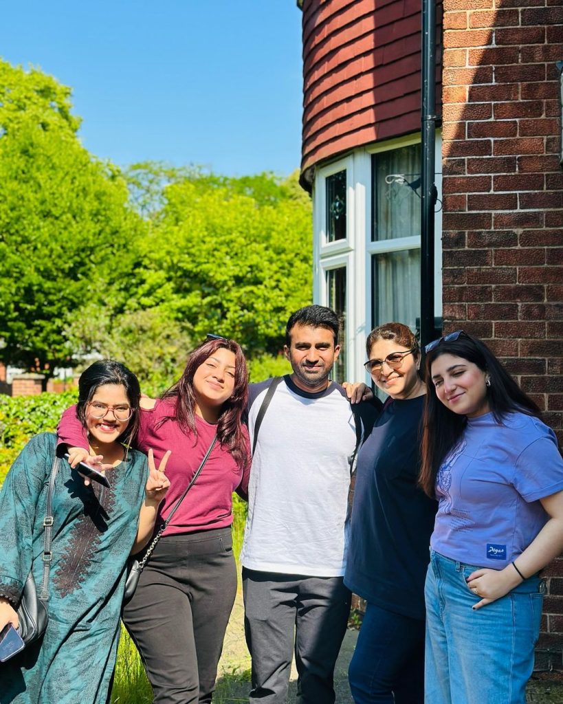 Beautiful Clicks Of Shagufta Ejaz's Family From Their Trip To UK