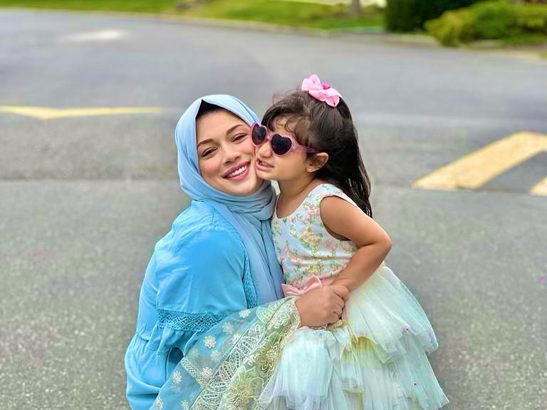 Sidra Batool's Latest Beautiful Pictures With Her Daughters