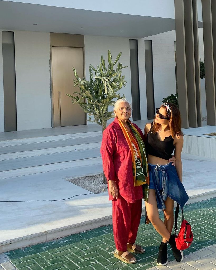 Ayesha Omar Vacationing With Mother in Dubai
