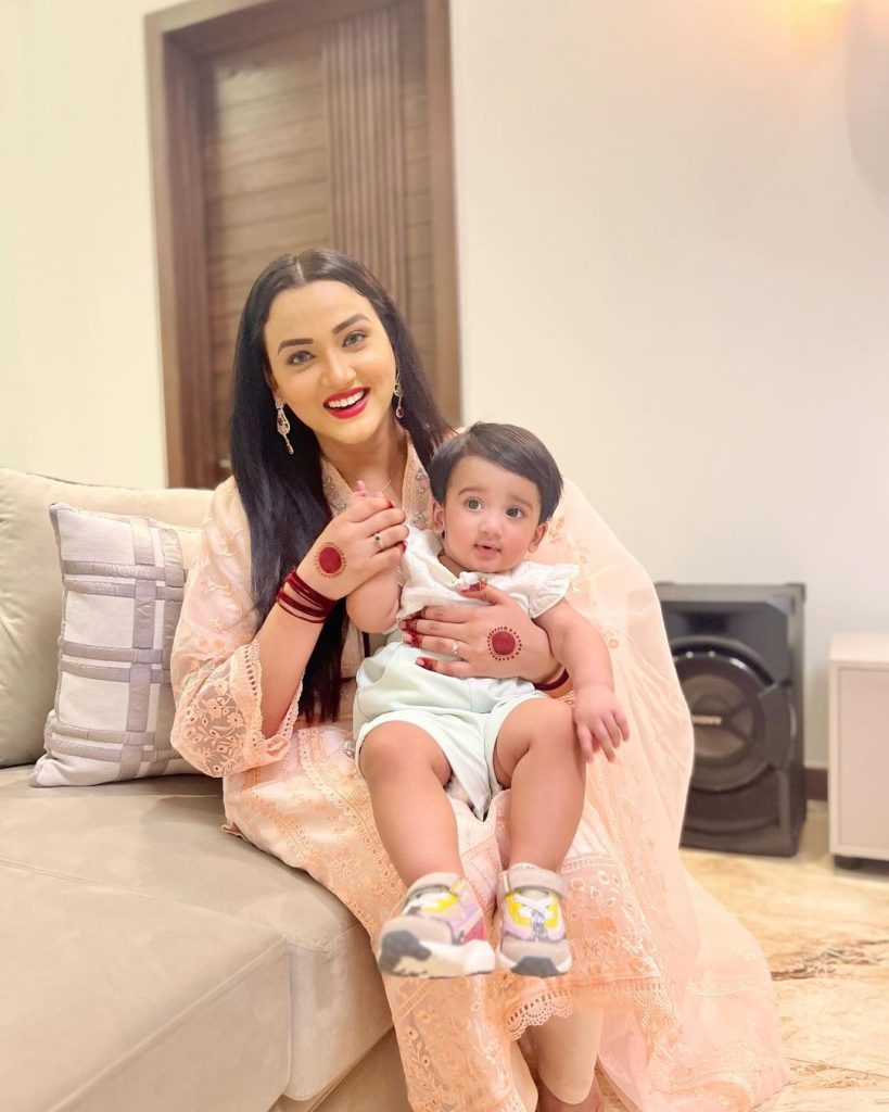 Kiran Tabeir New Adorable Pictures With Daughter