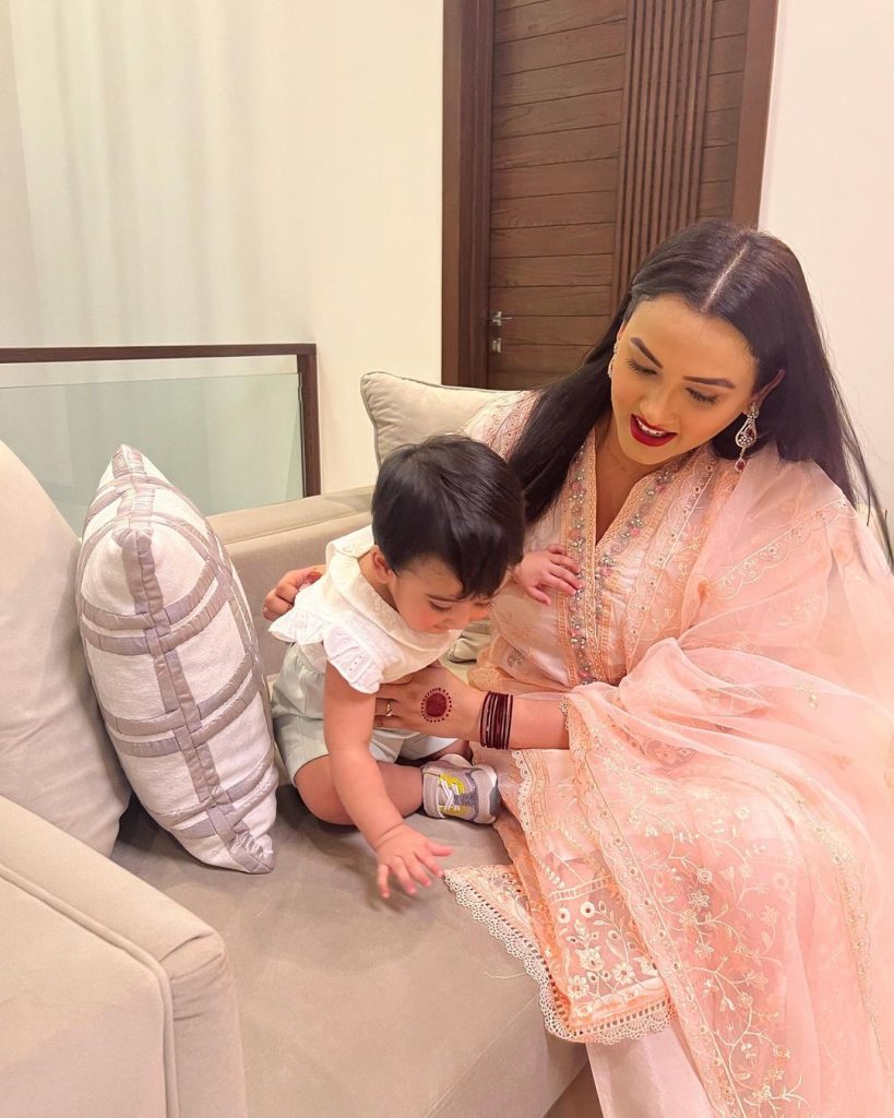 Kiran Tabeir New Adorable Pictures With Daughter