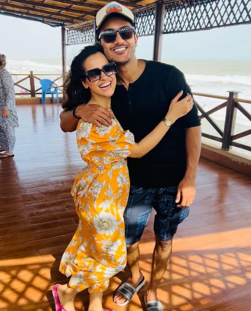Rabya Kulsoom Spends Eid Day With Family on Beach