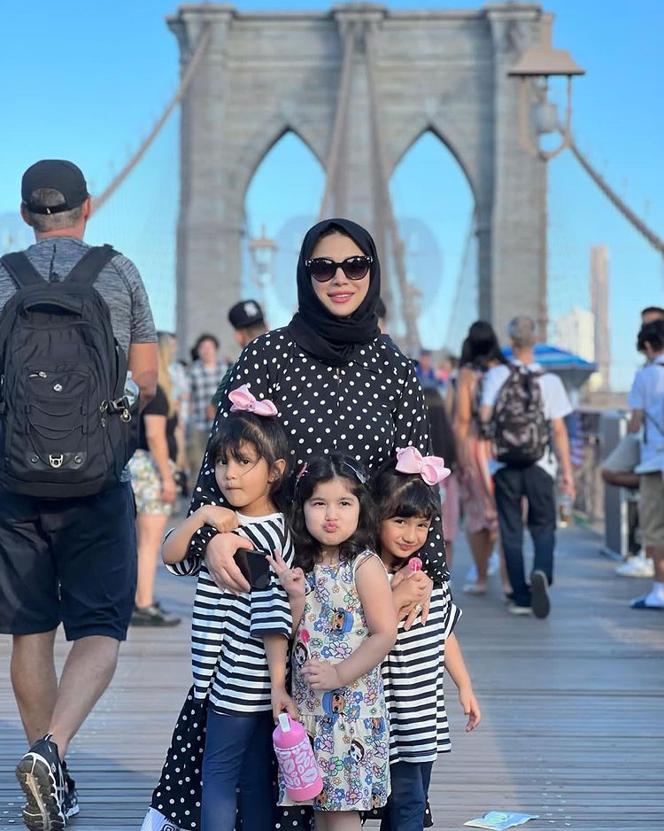 Sidra Batool Shares Beautiful Family Clicks From Brooklyn Bridge