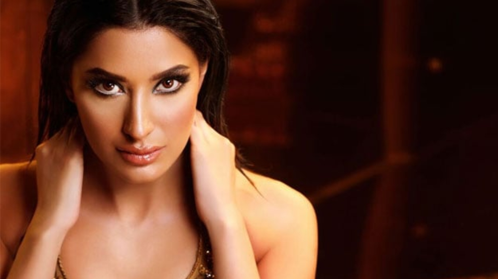 mehwish-hayat-dons-the-hat-of-a-talk-show-host-in-“kahani-suno”