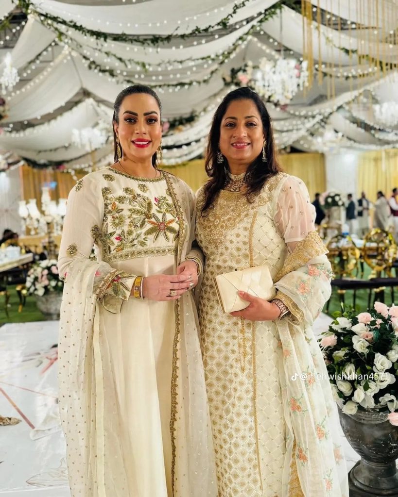 Sadia Imam's Beautiful Family Pictures From A Wedding