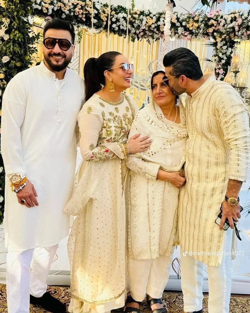 Sadia Imam's Beautiful Family Pictures From A Wedding