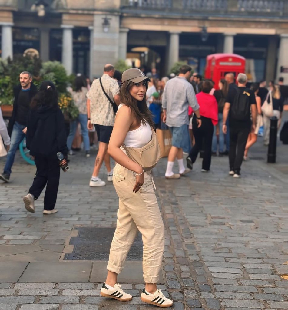 Maira Khan Enjoying Her Vacation In London