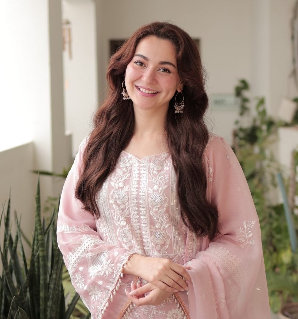 Ayeza Khan & Hania Aamir's Heartwarming Exchange Wins Hearts