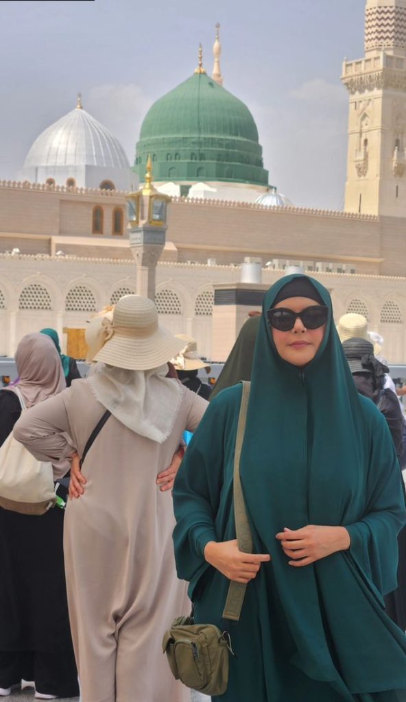 Nida Yasir And Yasir Nawaz In Madinah