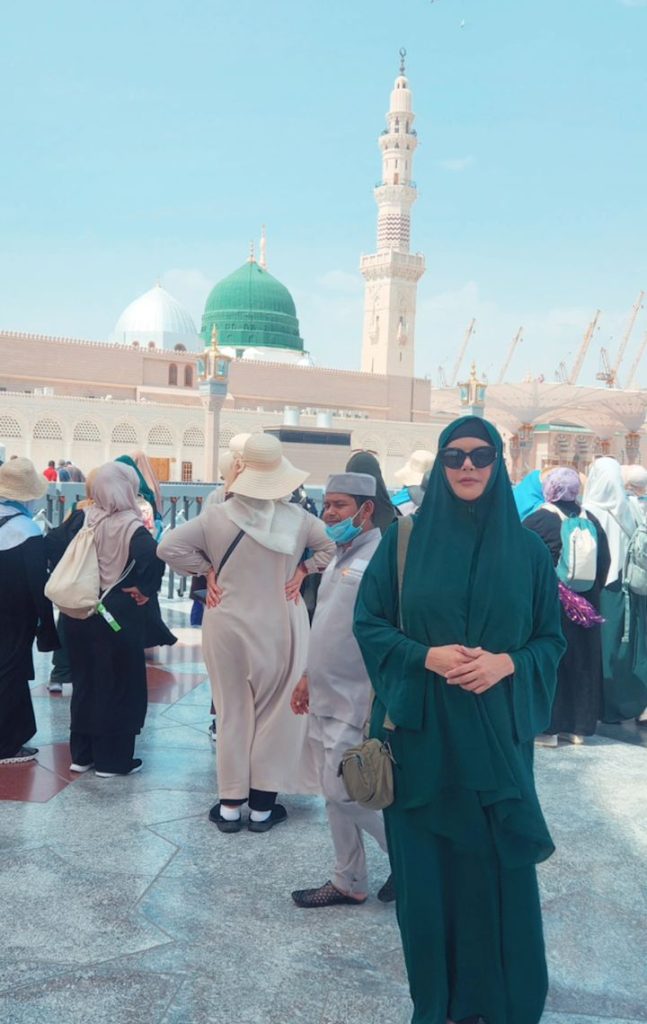 Nida Yasir And Yasir Nawaz In Madinah