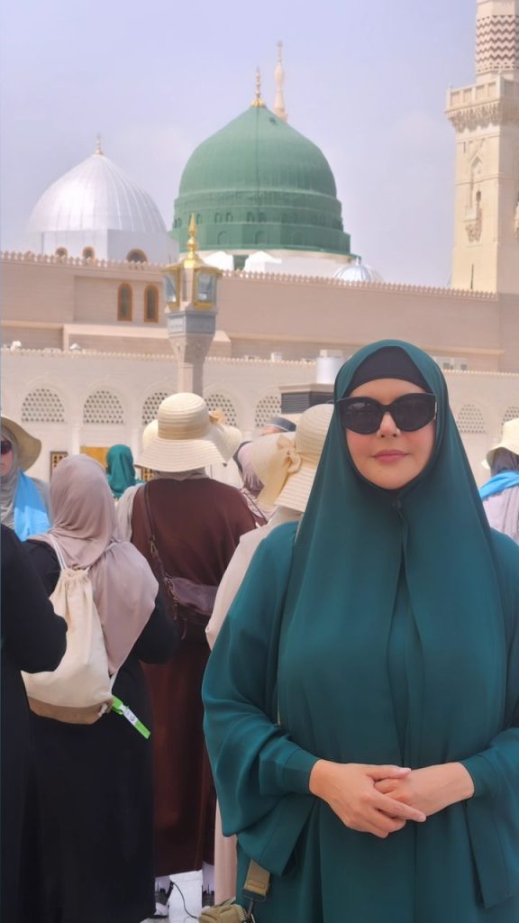 Nida Yasir And Yasir Nawaz In Madinah