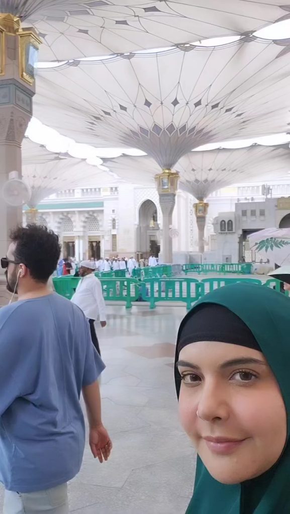 Nida Yasir And Yasir Nawaz In Madinah