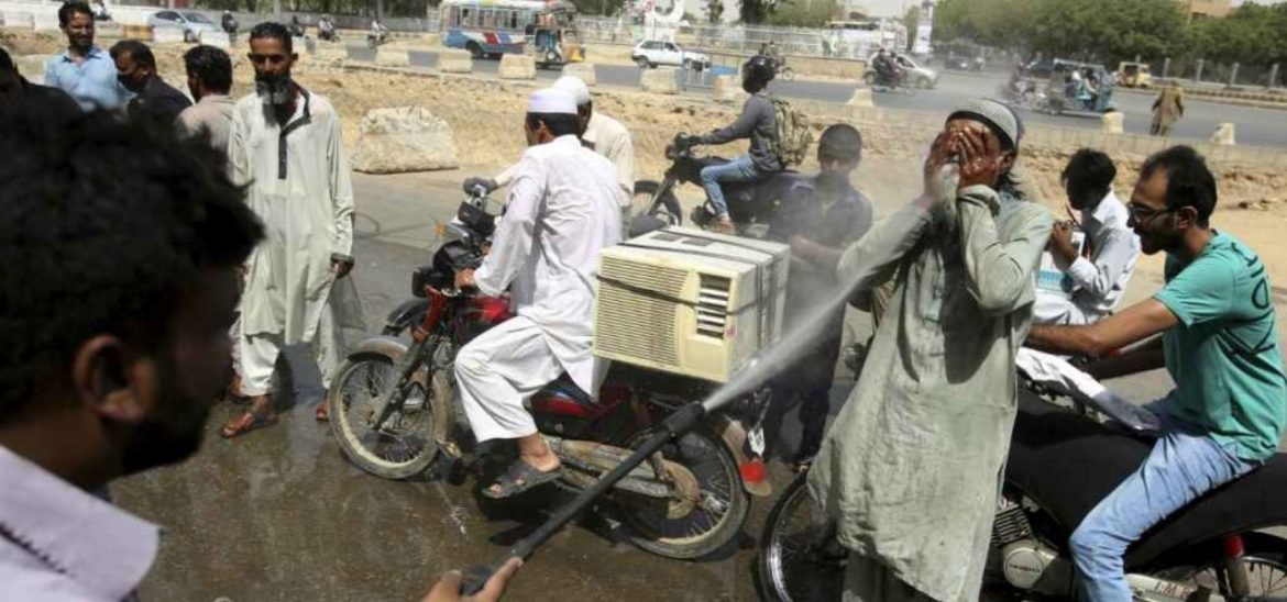 Feels-Like Temperature Rises to 54 Degrees, 19 More Die Due to Heat Stroke in Karachi