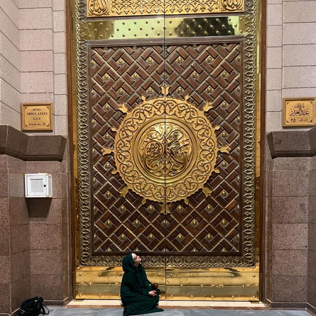 Syeda Aliza Sultan Pictures & Videos from Makkah and Madina