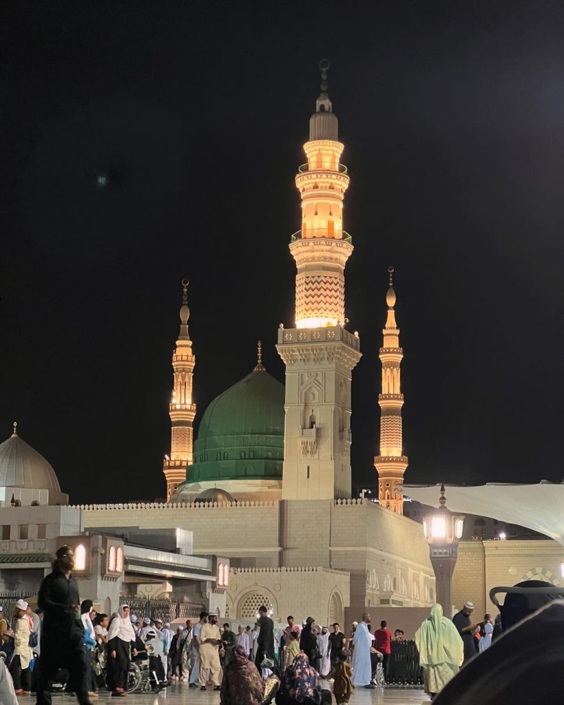 Syeda Aliza Sultan Pictures & Videos from Makkah and Madina