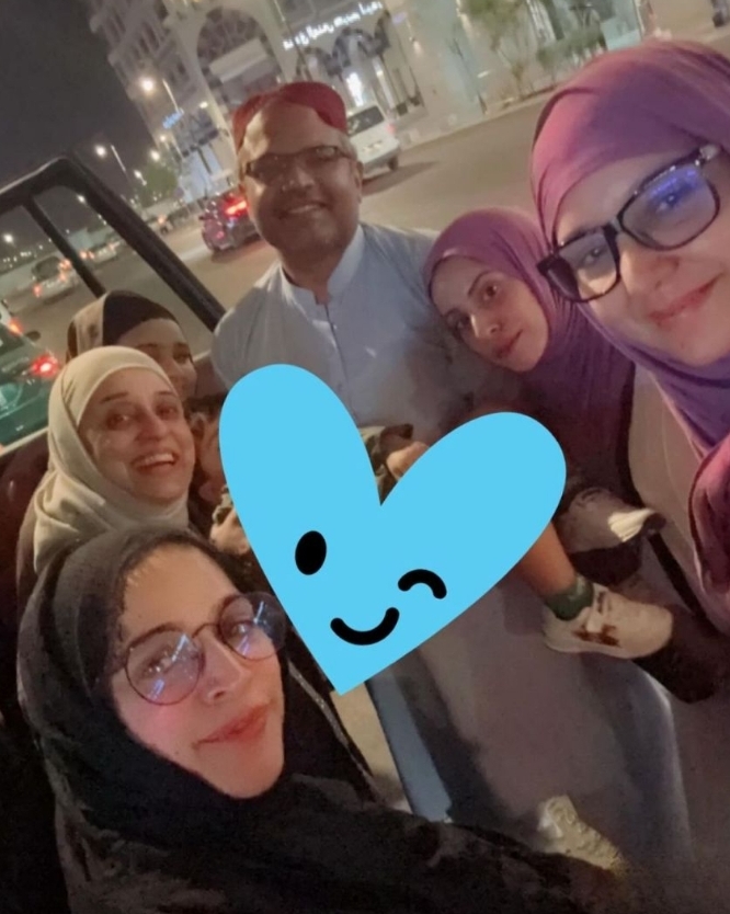 Noor Bukhari Umrah Trip Pictures with Daughter & Family