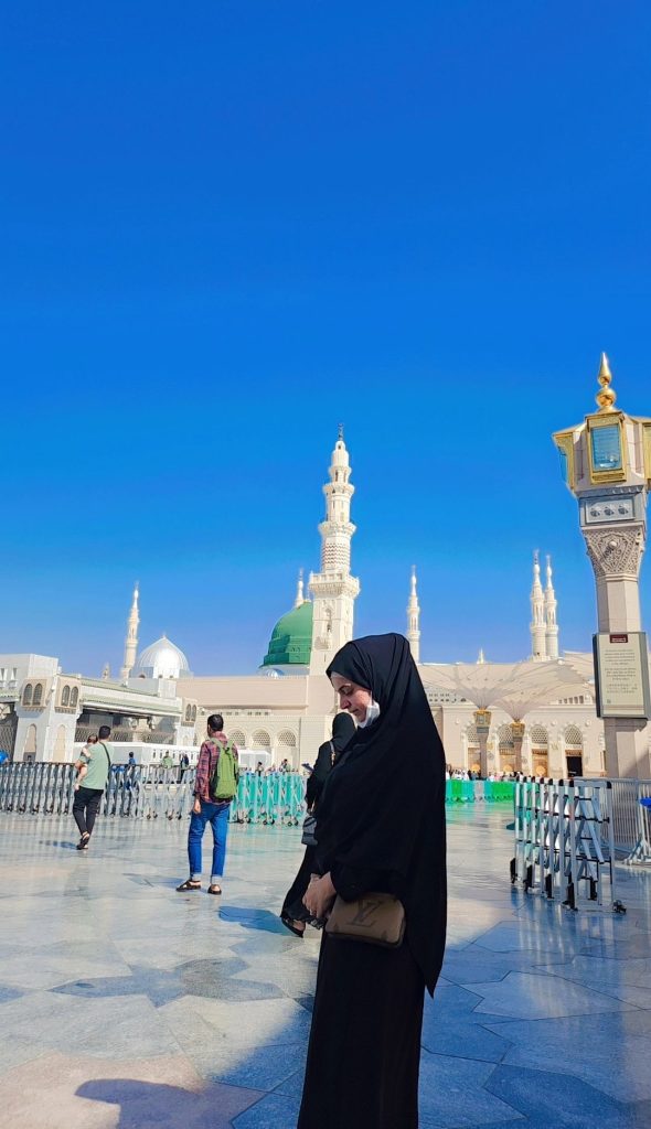 Noor Bukhari Umrah Trip Pictures with Daughter & Family