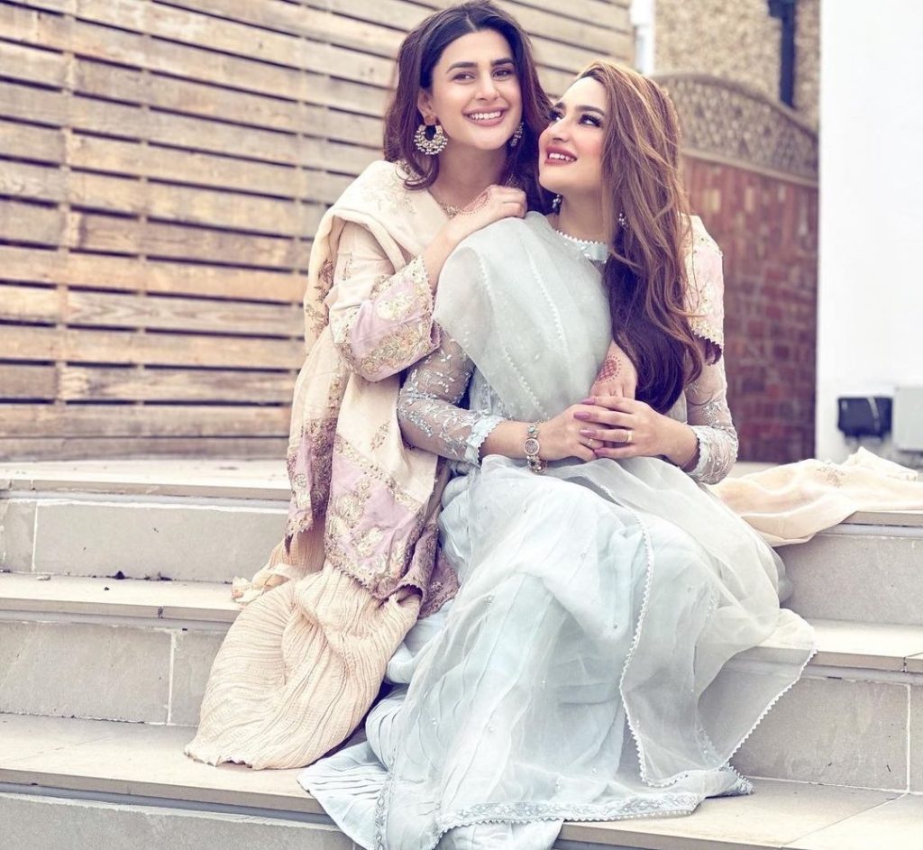 Kubra Khan's Beautiful Pictures with Her Elder Sister