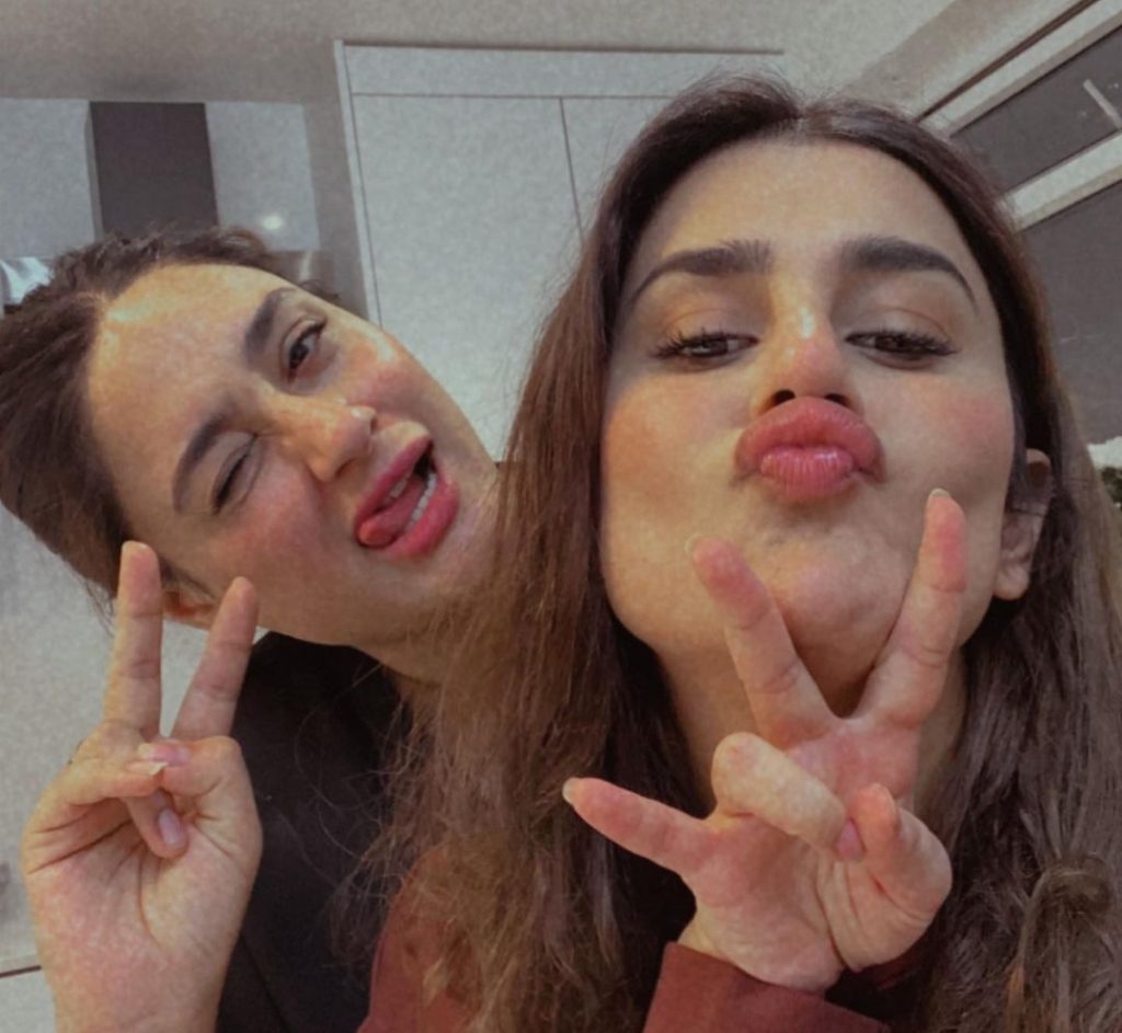 Kubra Khan's Beautiful Pictures with Her Elder Sister