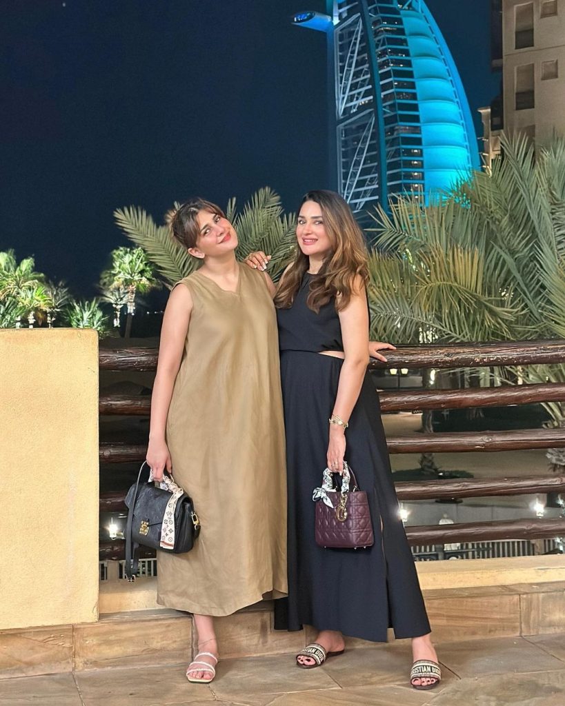 Kubra Khan's Beautiful Pictures with Her Elder Sister