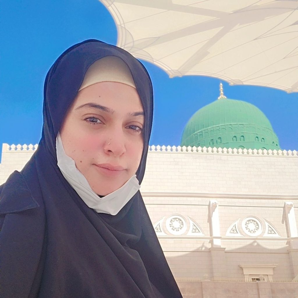 Noor Bukhari Umrah Trip Pictures with Daughter & Family