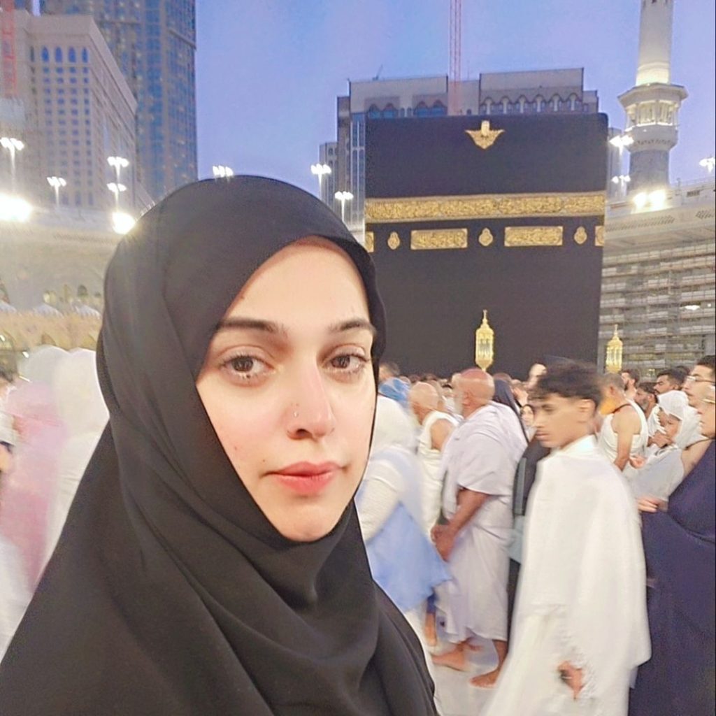 Noor Bukhari Umrah Trip Pictures with Daughter & Family