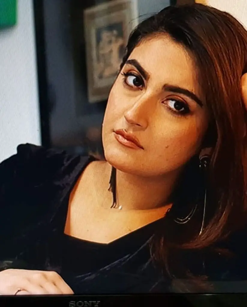 Hiba Bukhari Shares Memorable Pictures from Jaan Nisar Set