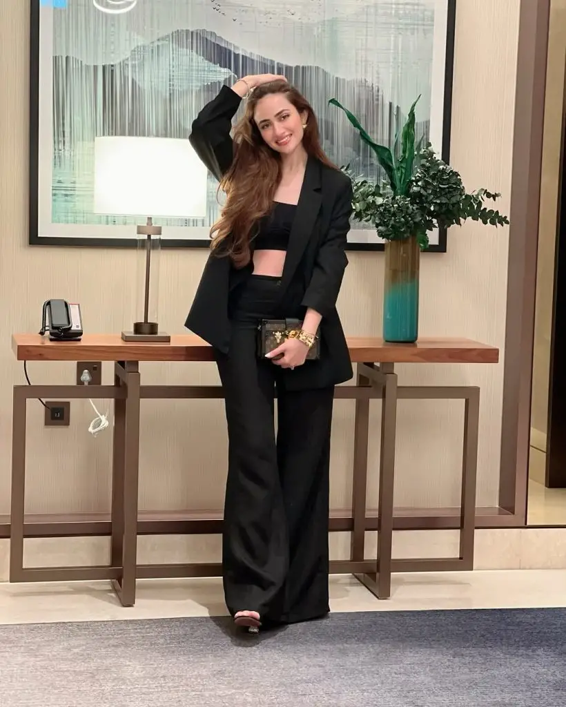 Sana Javed's Latest Outfit Severely Criticized